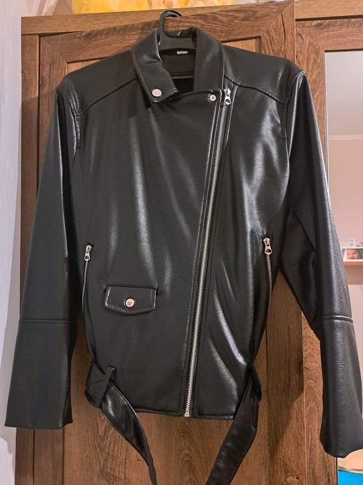 Vând geaca din imitație de piele