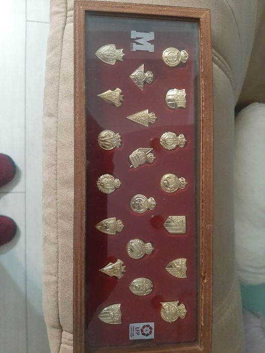 Colectie de insigne cu scudul echipelor din La Liga suflate cu aur