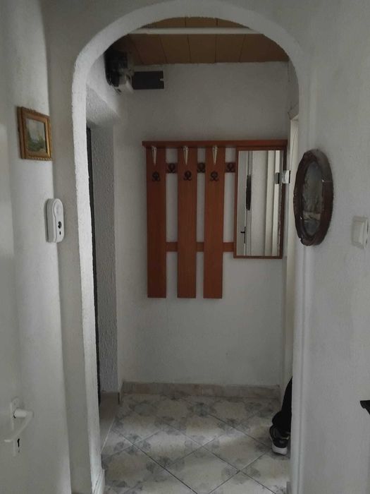 Închiriez apartament cu 2 camere