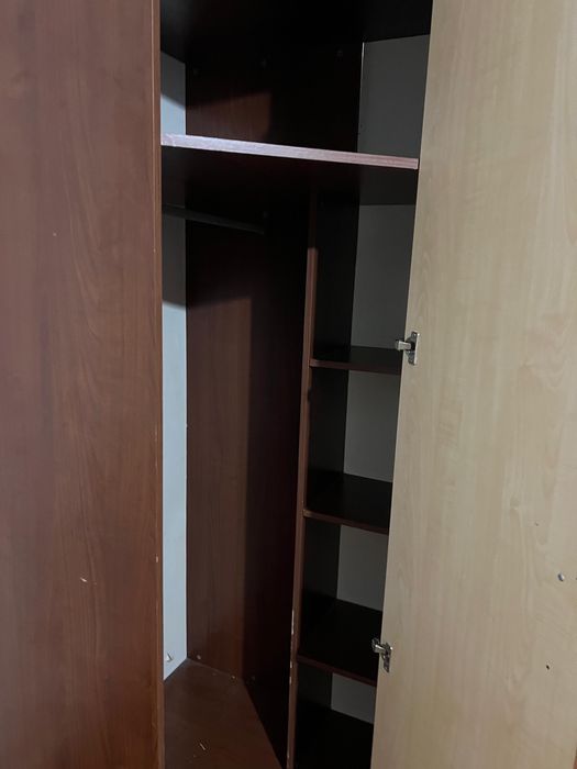 шкаф с зеркалом и тумбочками