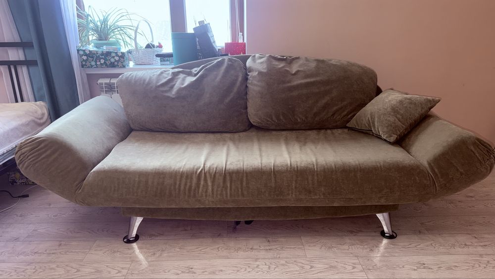 Диван цвета хаки