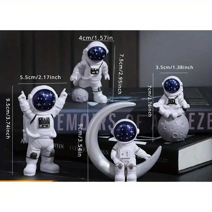Комплект от 4бр. нови пластмасови космонавти за декорация или игра