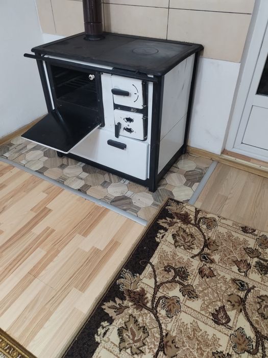 Vand soba de bucatarie in stare foarte buna