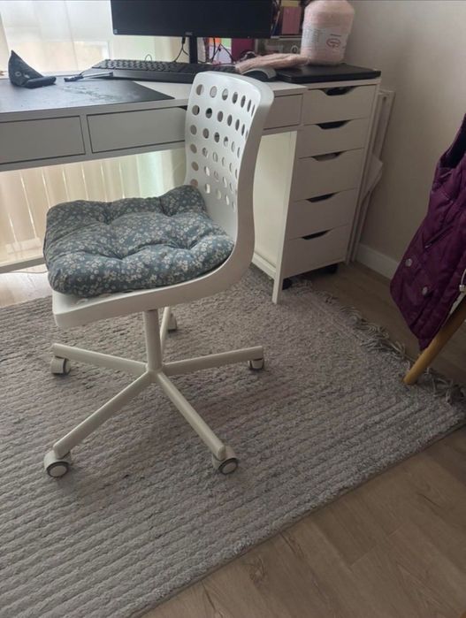 Офис стол ИКЕА с повдигащ механизъм и колелца