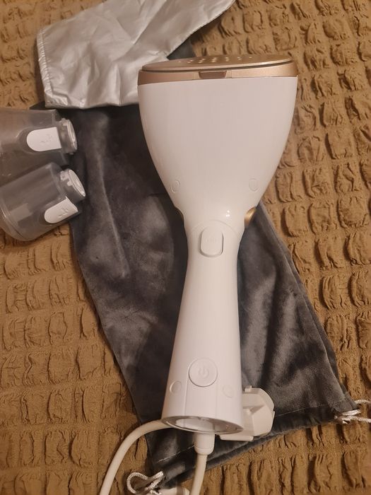 Philips Seria 7000 
aparat de calcat vertical cu abur
Foarte usor de u