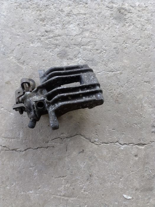 Vînd etrier Golf 4 stinga spate