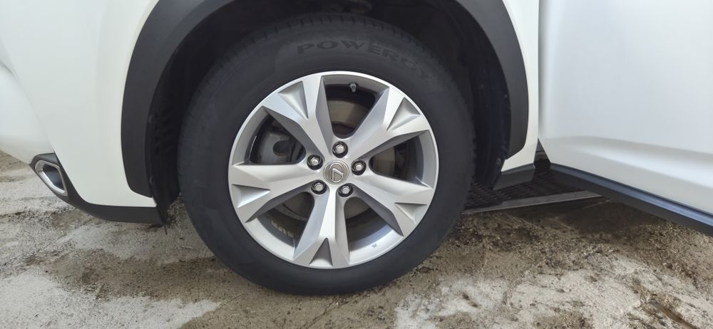 Продам резину 225×60 R18 Pirelli.