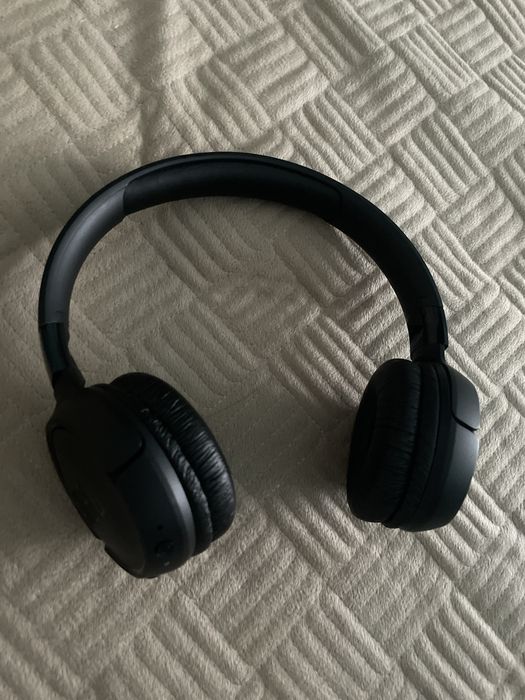 Наушникий JBL  хороший звук быстрая зарядка, зарядка долго держатся!!!