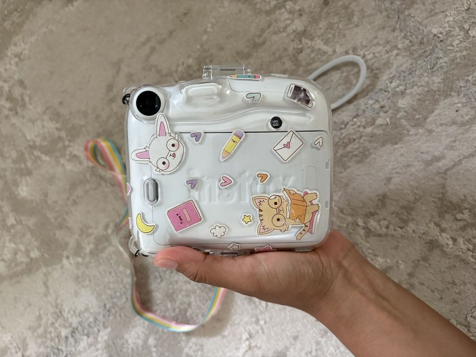 Instax mini 11 в белом цвете