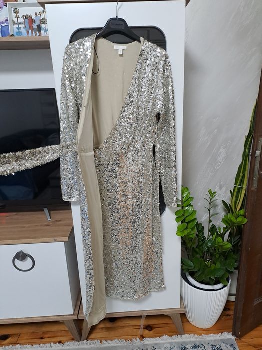 Елегантна рокля с пайети