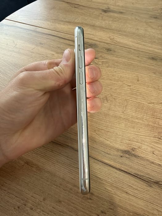 iPhone 11 pro в одих руках