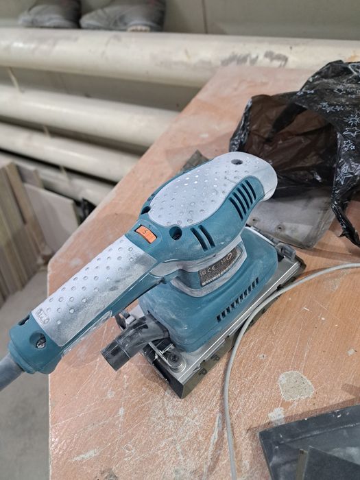 Шлифовальная машинка Макита.