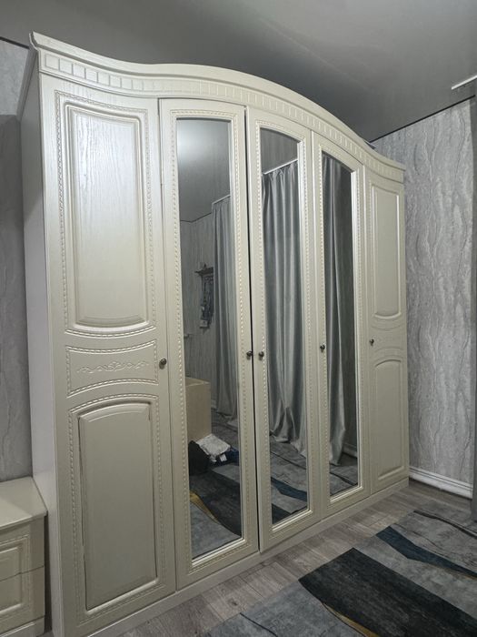 Продам большой спальный шкаф и + 2 тумбы