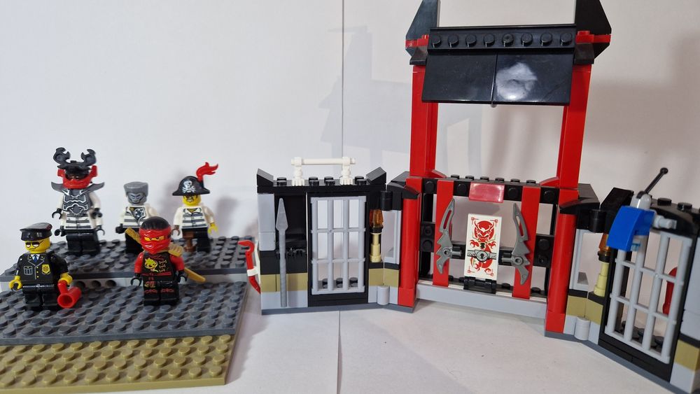 Продаю Lego ninjago имеется коробка и инструкция