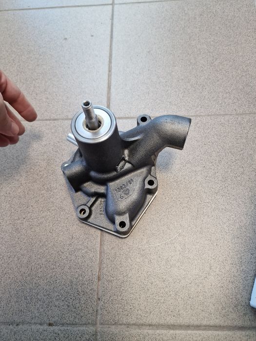 Pompa apa tractor fiat 211.215.250 fiat 311.315.411.415 preț 650 lei b