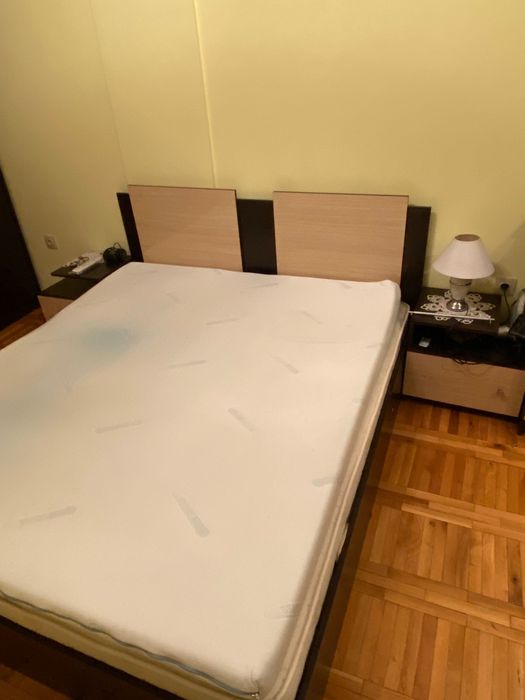 Продавам спалня комплект с матрак, гардероб, скрин и нощни шкафчета