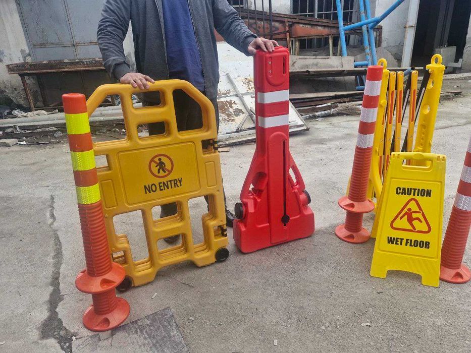 ОСТОРОЖНО — МОКРЫЙ ПОЛ  CAUTION  столбик дарожни занк