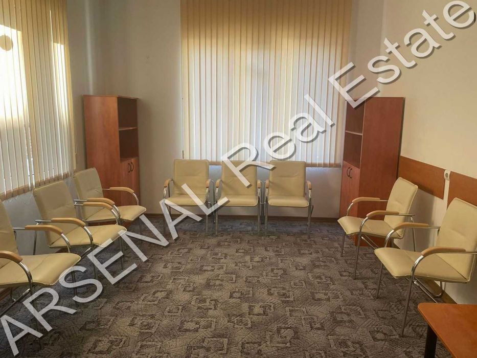 Офис под наем, Център