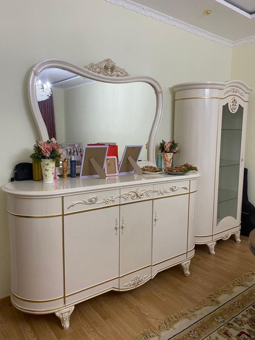 камод с зеркалом