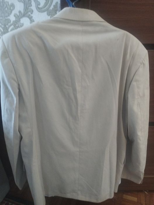 Продам двухбортный костюм