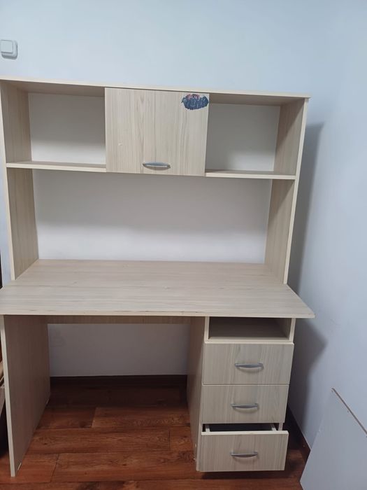 Продаётся стол в отличном состоянии.