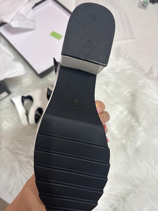 Sandale închise cu platforma noi