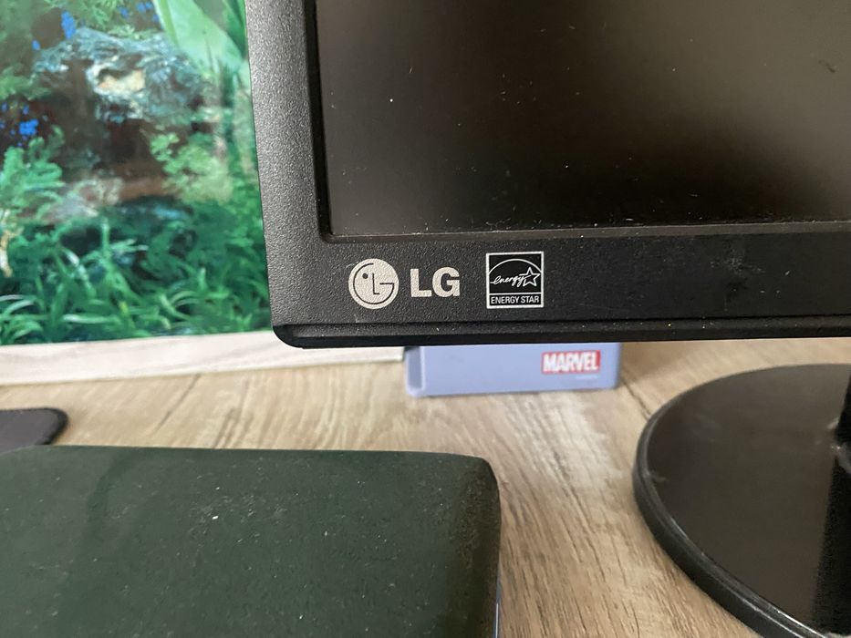 Монитор LG в хорошем состояний