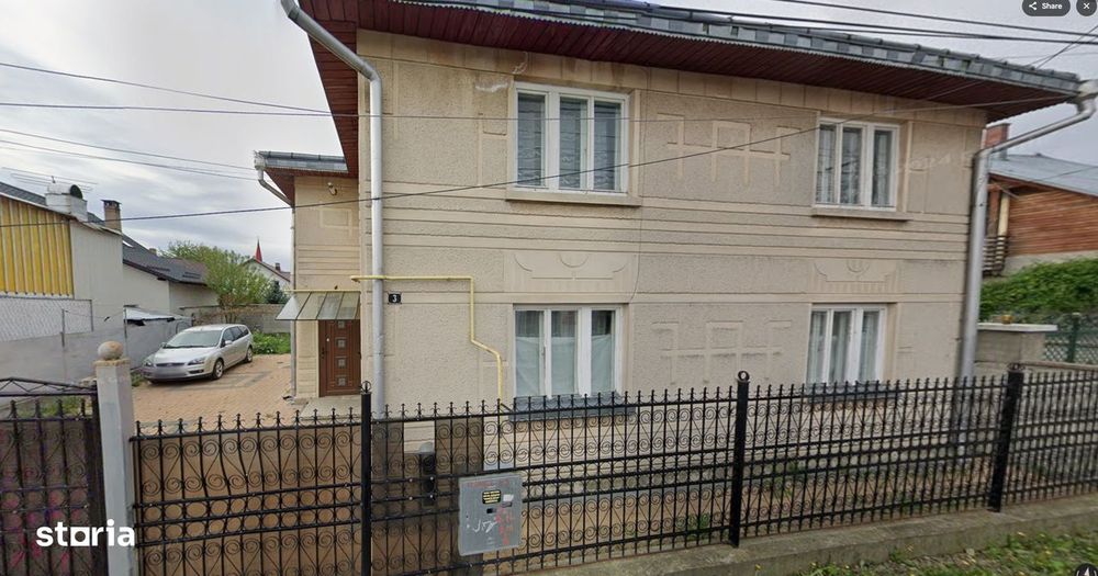 Casă cu pivniță, garaj și teren de 400 mp în zonă urbană