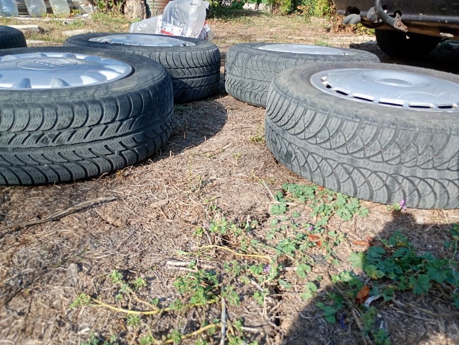 Продавам оригинални железни джанти с гумите и тасовете за Ауди 80.