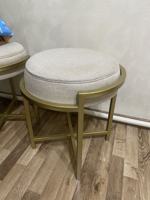 Срочно продам стол на колёсах и 4 пуфика