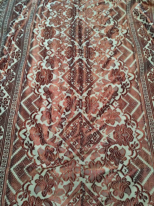 Cuvertura lana lucrata manual