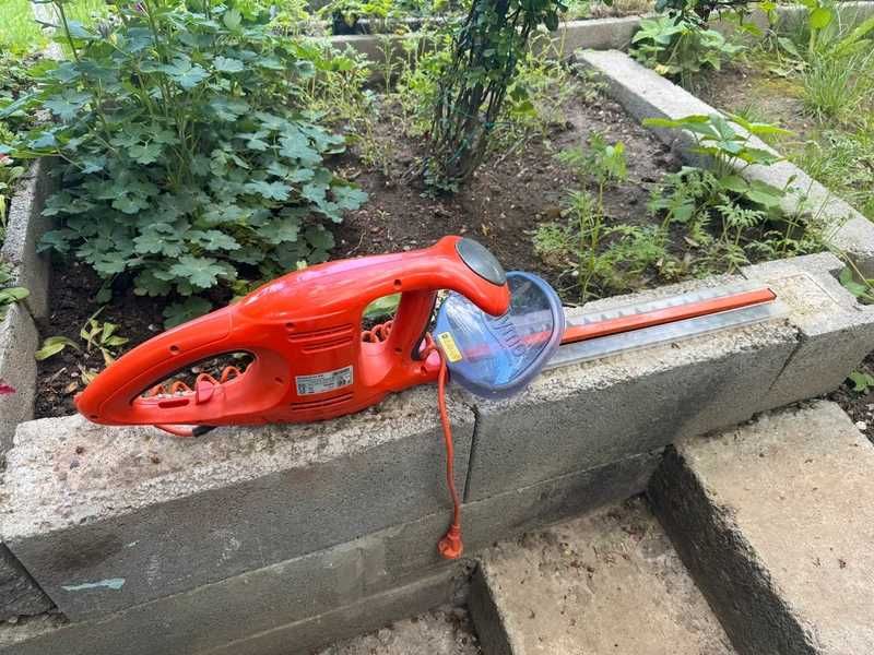 Motofierăstrăul electric tuns gardul viu