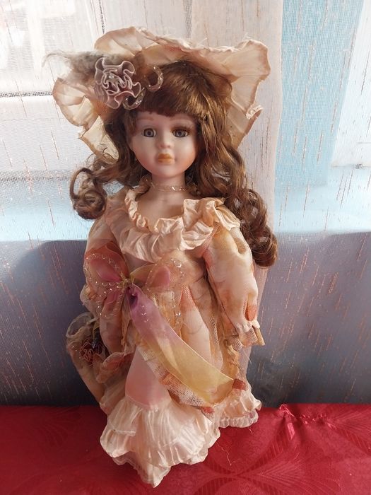 Păpușă din porțelan de colecție.