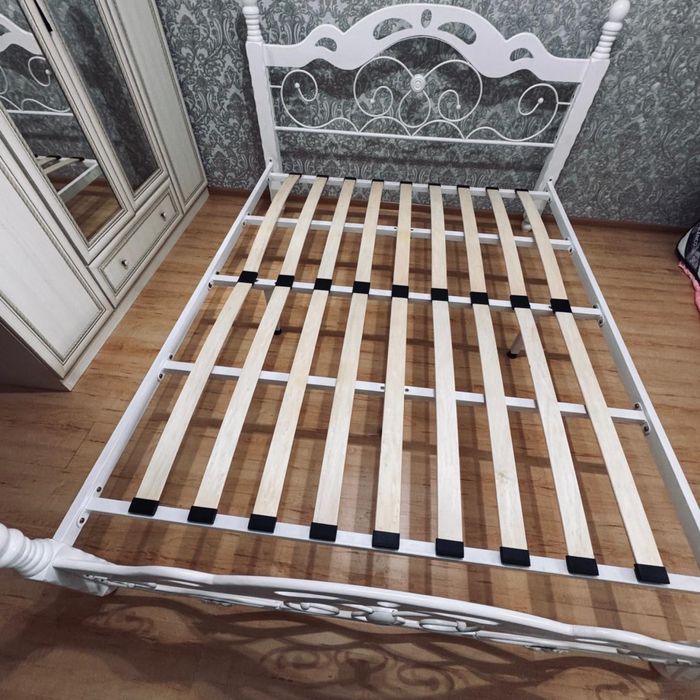 Продам кровать с матрацом