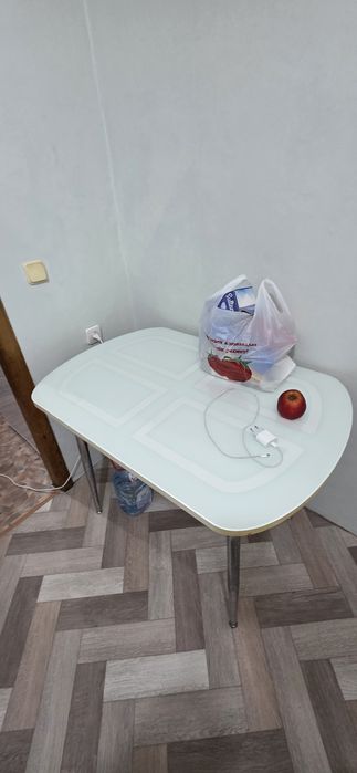 Стол кухонный, ножки хром.