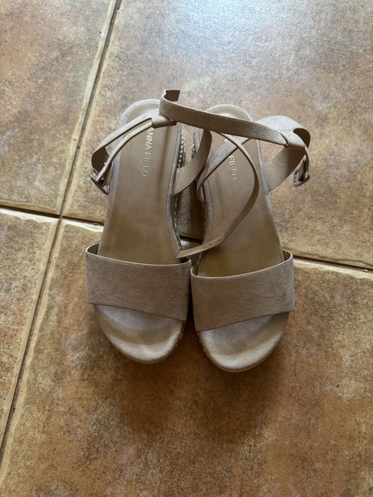 Sandale cu platforma roz pal marime 35