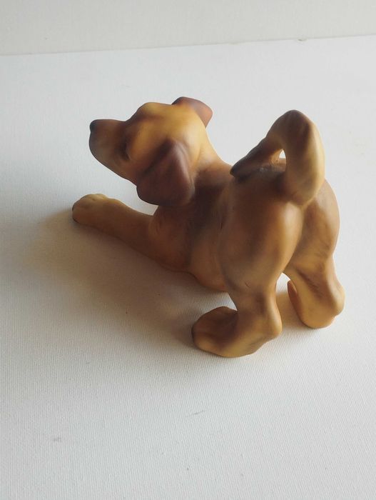Винтидж фигура на игриво кученце лабрадор