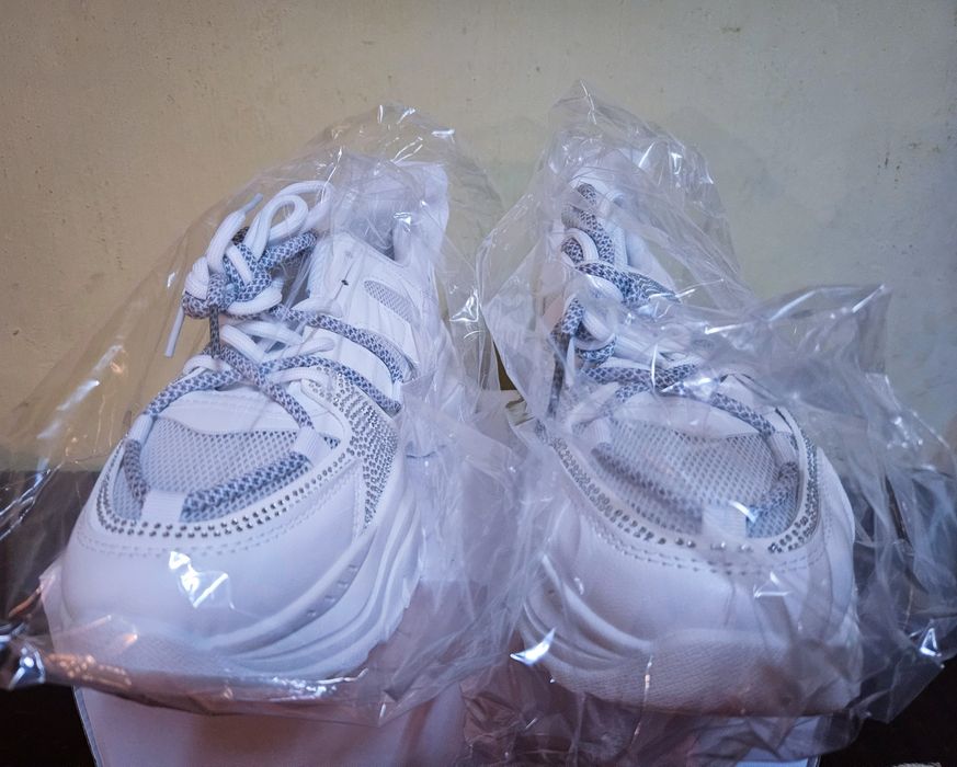 Adidasi albi. Nu sunt purtați