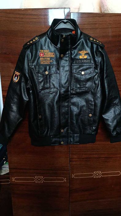 Kurtka. XL razmer. rangi qora. Xitoyda ishlab chiqarilgan.