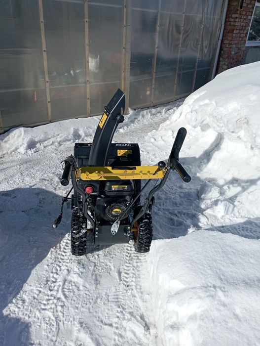 Продам снегоуборщик