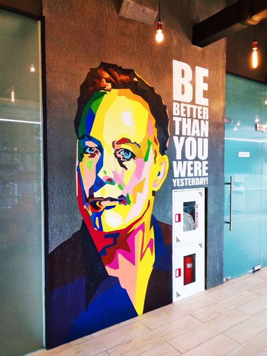 Картины на стенах художник