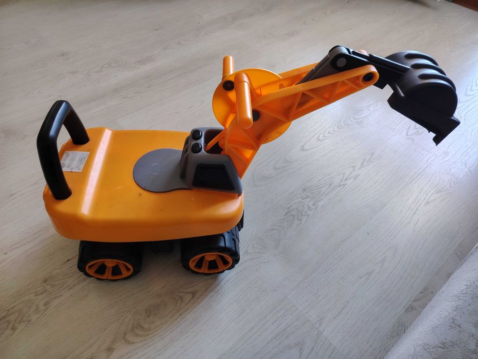 Экскаватор игрушечный