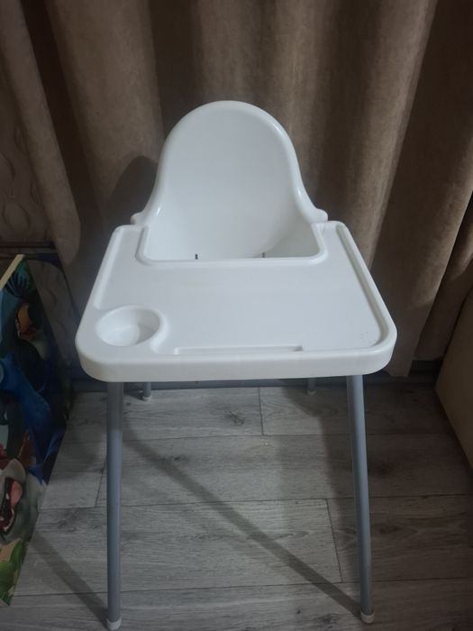 Отдам за вкусняшку, стульчик для кормления