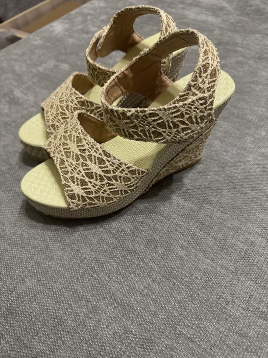 Босоножки женские