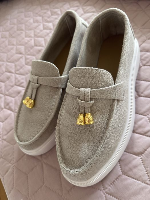 Обувки чисто нови