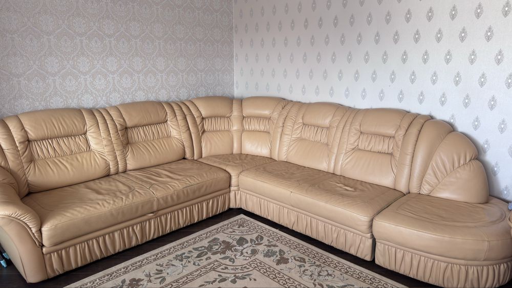 Продам угловой диван и кресло