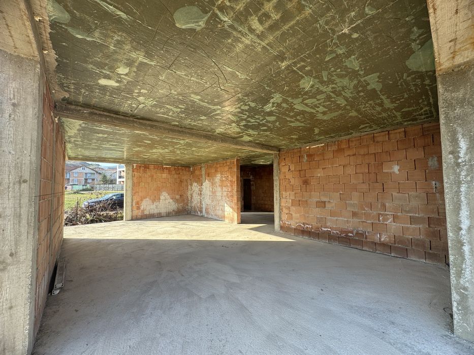 Constructii case la rosu,gri sau la cheie