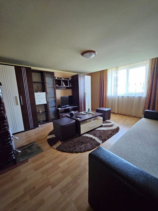 Mobilă dormitor +măsuță +fotoliu și canapea.