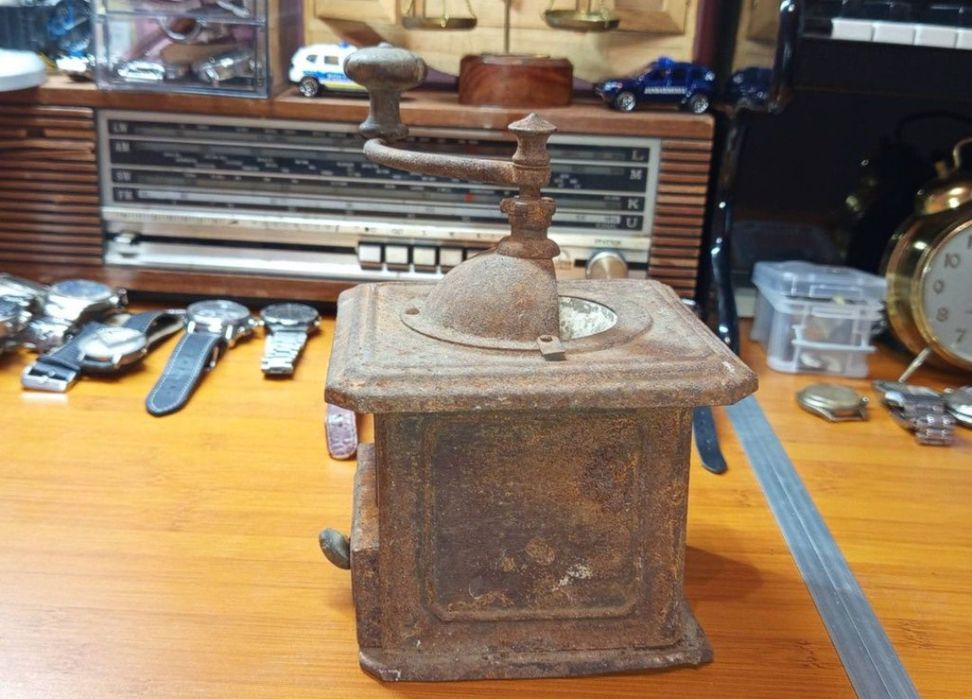 Râșniță veche pentru măcinat,anii 1900, încă funcționează