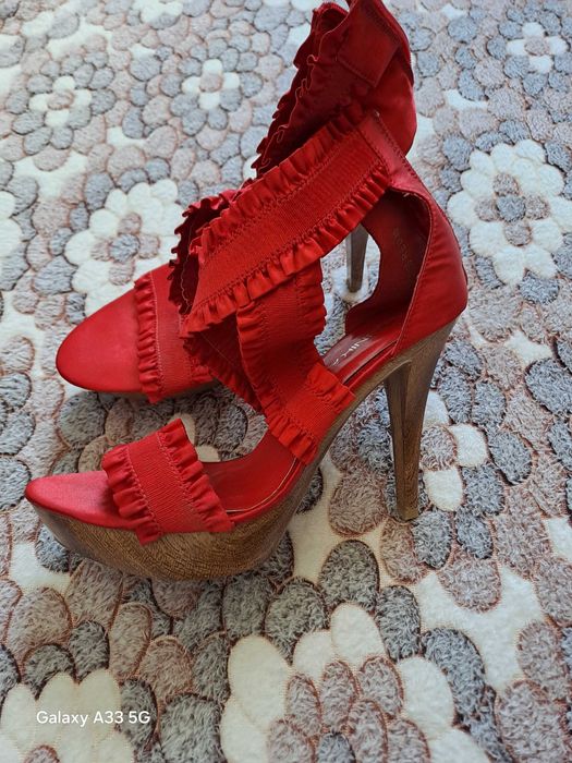 Сандали на висок ток